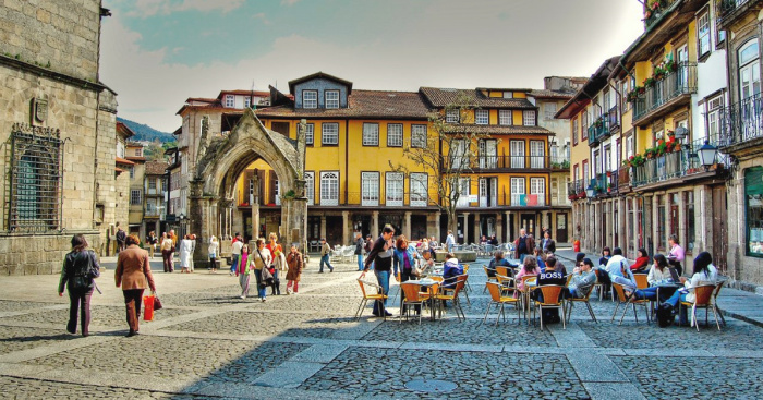 Praça da Oliveira din Guimarães / Wikipedia