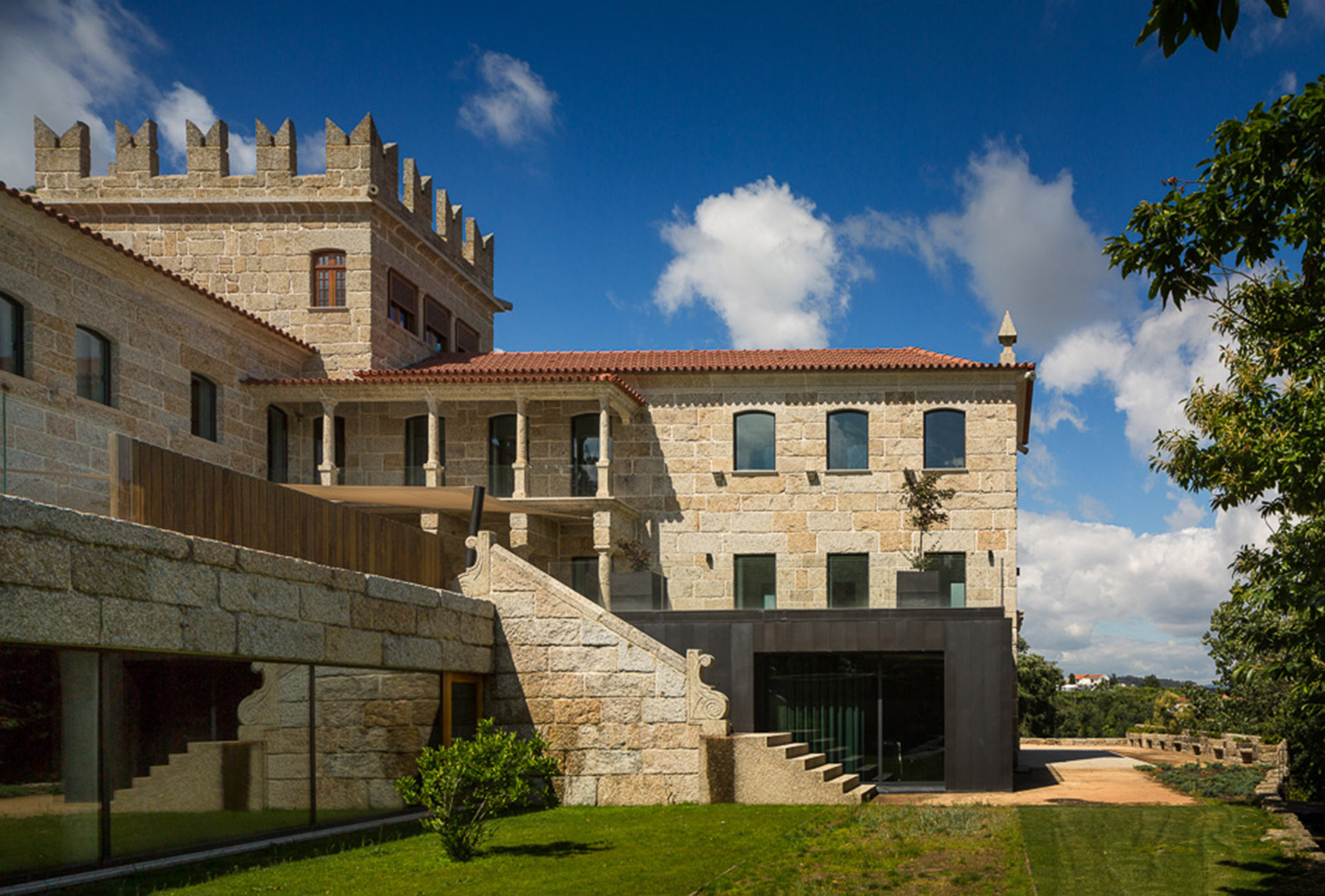 #0A437A Arquitetura: três projetos portugueses eleitos Edifício do Ano 2000x1353 px Projetos De Cozinha Comunitária #277 imagens