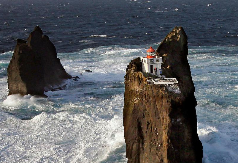 Construções incríveis um farol na Islândia em cima de uma rocha no meio do mar — idealista/news Construções incríveis um farol na Islândia em cima de uma rocha no meio do mar — idealista/news