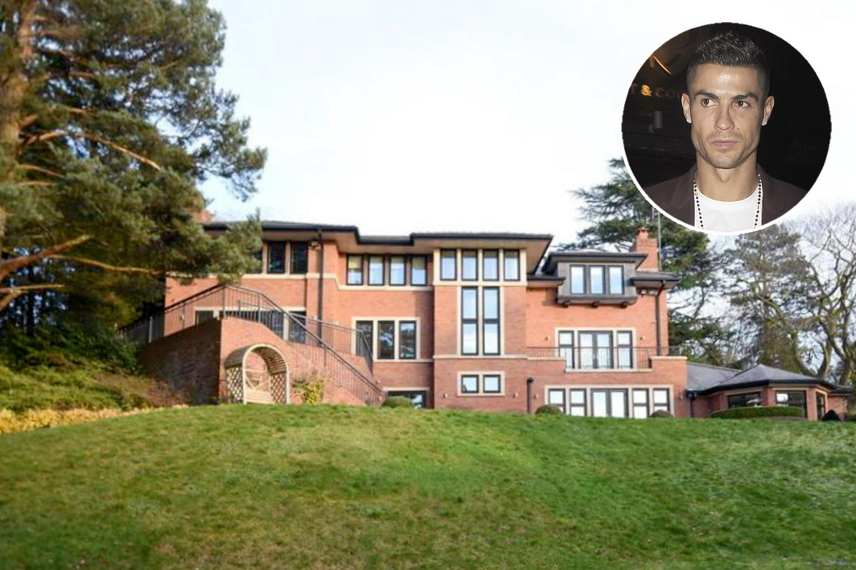 A antiga casa do craque português está à venda