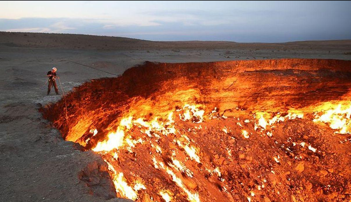 Cratera de Darvaza, a "Porta do Inferno" está ativa há quase 50 anos — idealista/news
