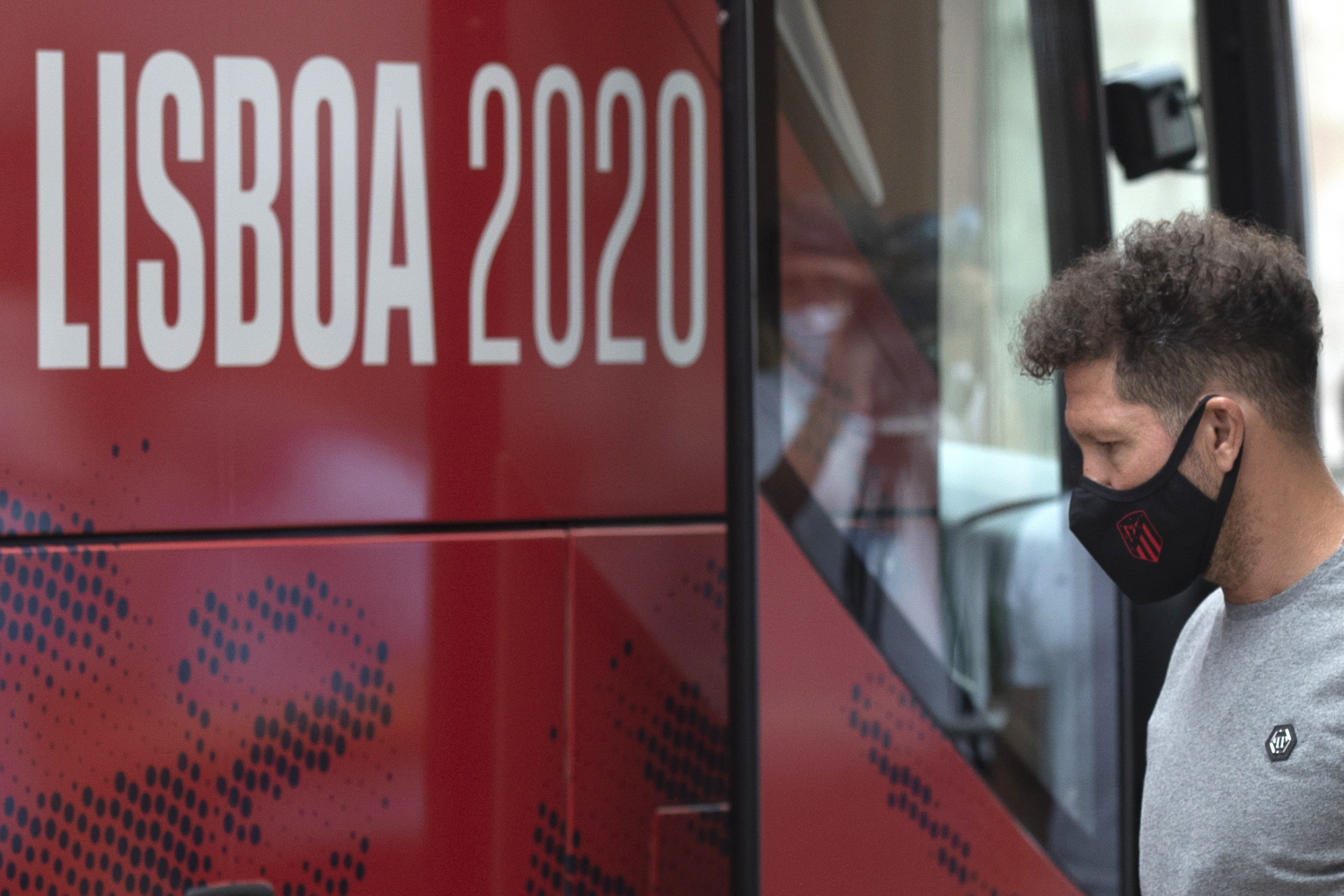 Diego Simeone, treinador do Atlético de Madrid, à chegada a Lisboa / Gtres