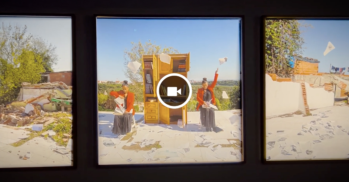 Exposição com obras de arte do idealista