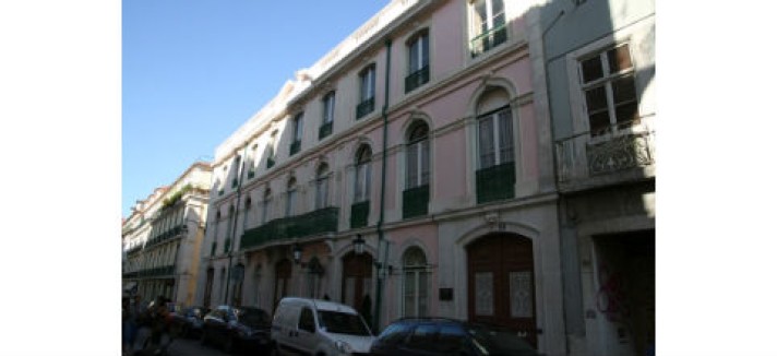Esta aldeia italiana vende-se como resort turístico ou platô de cinema