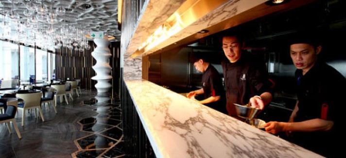 Mergulhar depois de comer não faz mal: perigo está no choque térmico