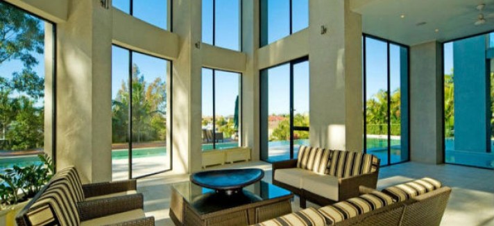 De aço e amarela: esta é uma casa industrial moderna e cheia de estilo