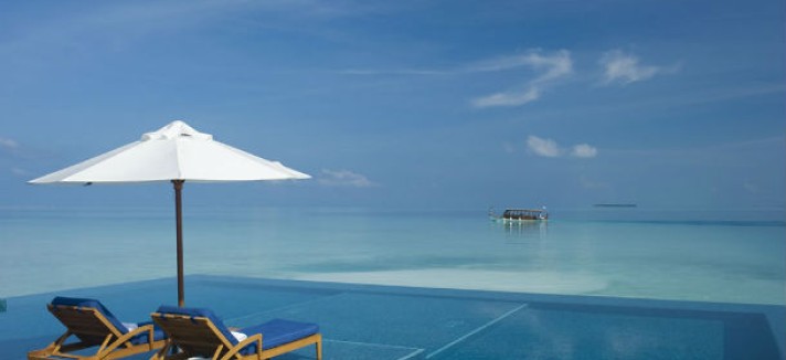 Infinity-pool-on-Rangali-Island