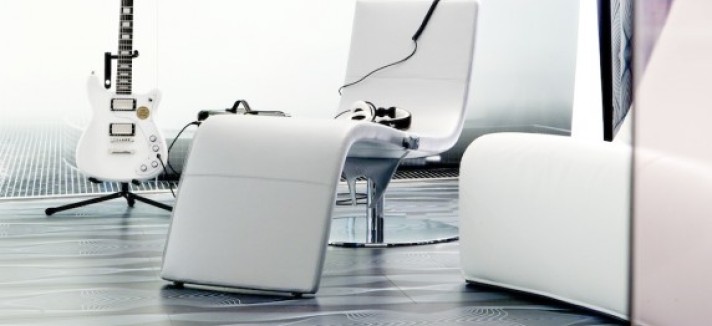 nhow_suite_bedroom_guitar_med