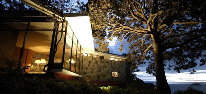 exterior-living-edificio-principal-de-noche-con-lingue.jpg.1024x0