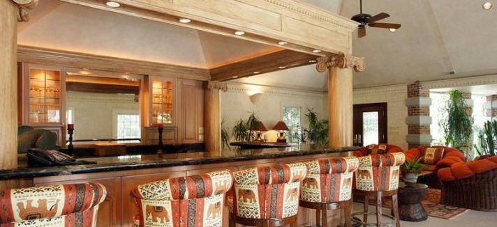 guests-will-be-impressed-by-this-lounge-and-bar-area