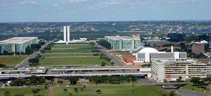800px-Esplanada_dos_Ministerios_Brasilia_DF_04_2006