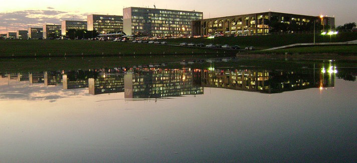800px-Ministries_Esplanade_Brasilia