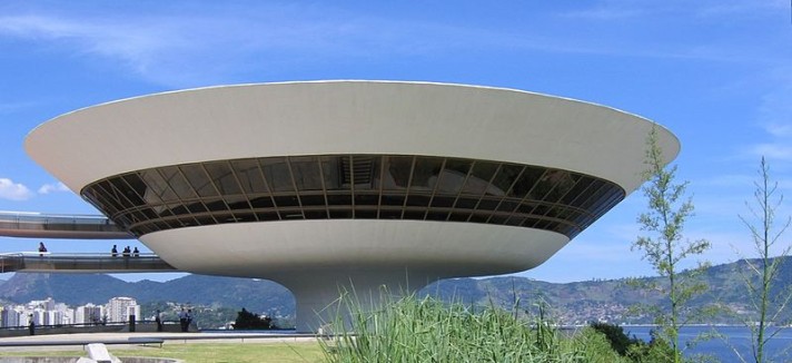 800px-Niteroi_Museu_de_Arte_Contemporanea_2005-03-15