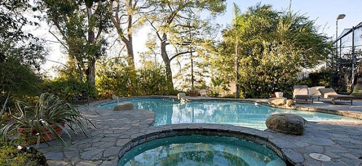 article-2239885-164120CC000005DC-353_634x476