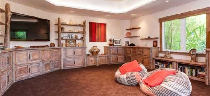 TV-room-149403-573x430