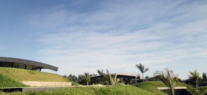 bauen-architects-hillside-home-built-into-landscape-paraguay-1