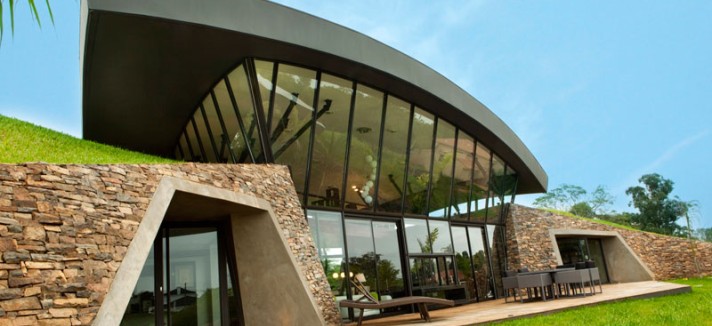 bauen-architects-hillside-home-built-into-landscape-paraguay-13