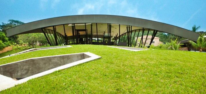 bauen-architects-hillside-home-built-into-landscape-paraguay-14