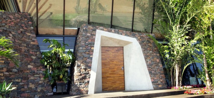 bauen-architects-hillside-home-built-into-landscape-paraguay-2