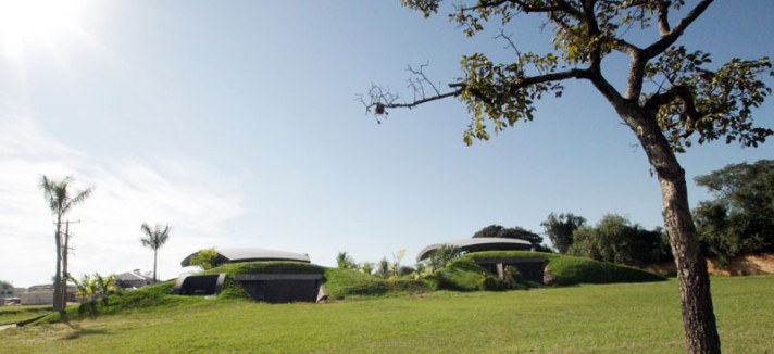 bauen-architects-hillside-home-built-into-landscape-paraguay-3