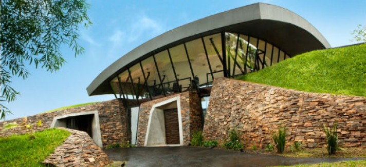 bauen-architects-hillside-home-built-into-landscape-paraguay-6