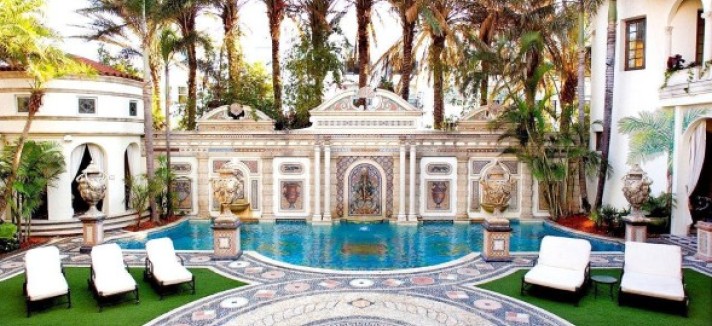 Versaces-backyard-f17265-589x402