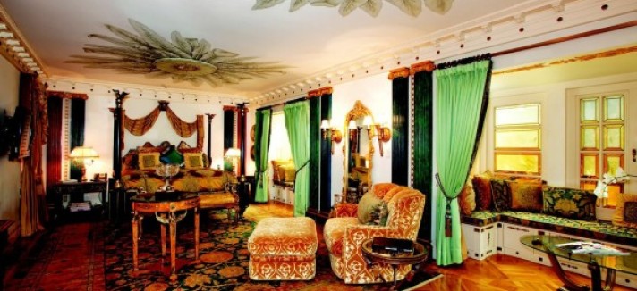 Versaces-bedroom-6d6d4c-589x392