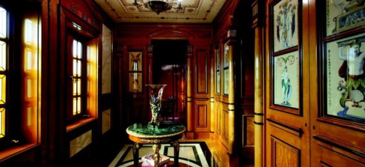 Versaces-hallway-aaf91b-589x392