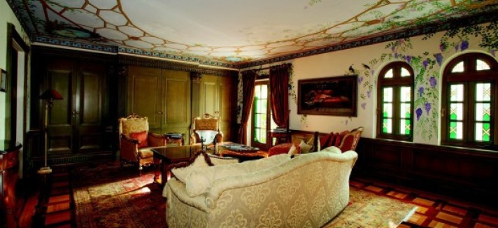 Versaces-living-room-6438a9-589x392