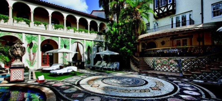 Versaces-patio-069676-589x392