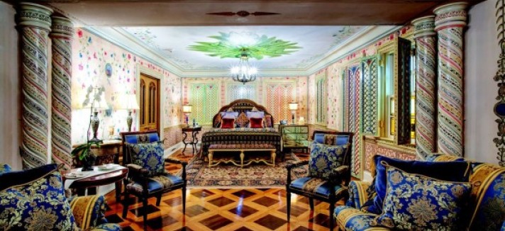 Versaces-sitting-room-f61a17-589x392