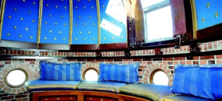 Versaces-window-seat-f663b5-589x397