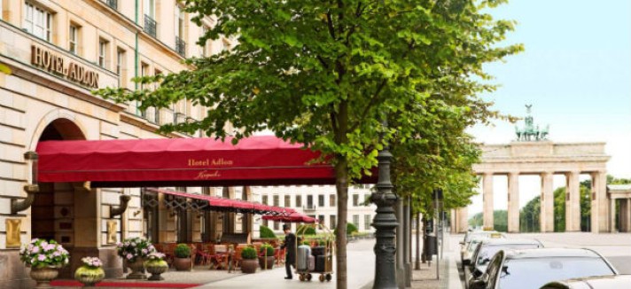 SetWidth1300-Baldachin-mit-Auto-und-Concierge