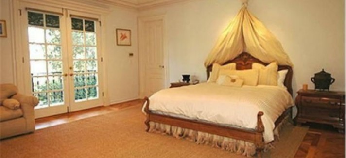 robert-pattinsons-master-bedroom-fcb59b-589x416