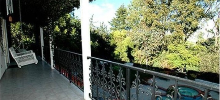 robert-pattinsons-rental-balcony-deb76a-574x430