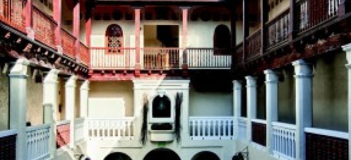 Versaces-courtyard-5b5a30-286x430_0