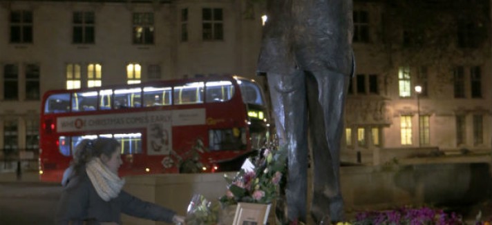homnagens_e_flores_a_nelson_mandela_sao_colocadas_junto_a_sua_estatua_em_londres