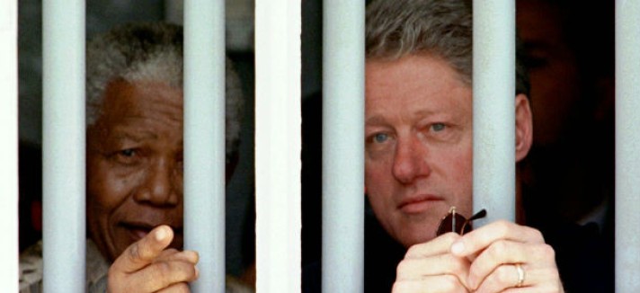 mandela_com_o_ex-prsidente_norte-americano_bill_clinton_na_cela_onde_o_lider_sul_africano_esteve