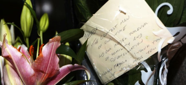 mensagens_e_tributos_a_mandela_deixados_a_porta_do_alto_comissariado_sul_africano_em_londres