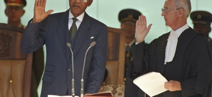 momento_em_que_mandela_se_torna_o_primeiro_presidente_negro_da_africa_do_sul_10_de_maio_de_1994