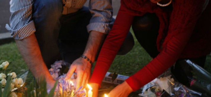 populacao_acende_velas_a_porta_de_casa_de_mandela_em_joanesburgo
