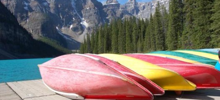 Refúgio escondido entre as montanhas em Alberta (Canadá)