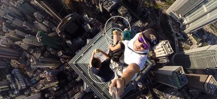 "Rooftopping": a perigosa moda de tirar "selfies" desde o alto de um arranha-céus (fotos)