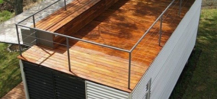 Terraço de madeira da casa modular