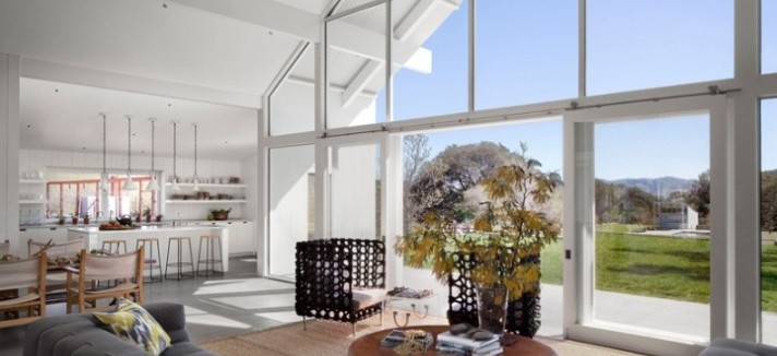 Interior do celeiro transformado em mansão ecológica