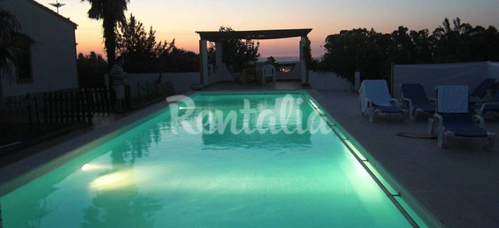 Casa para arrendar na Aldeia de Portela em Sesimbra, com jardim, piscina e umas fabulosas vistas