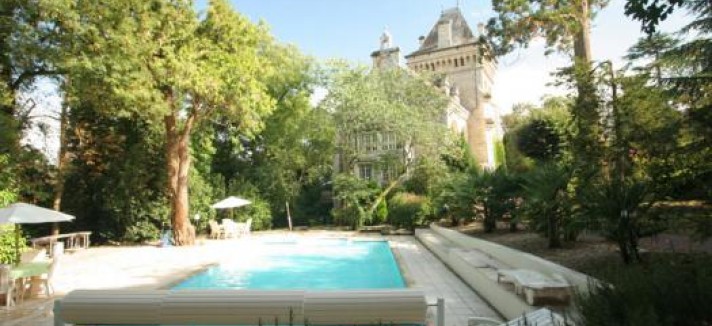 Jardins e piscina do Palácio estilo Neogótico à venda em Poitou-Charentes, França