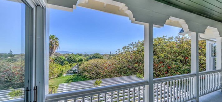 chris-hemsworth-elsa-pataky-house-in-malibu-for-sale-balcony