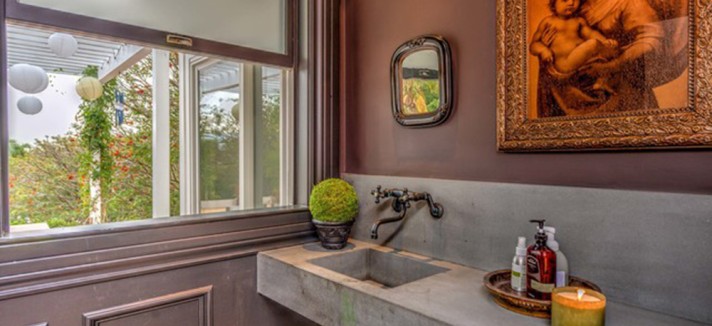 chris-hemsworth-elsa-pataky-house-in-malibu-for-sale-bathroom