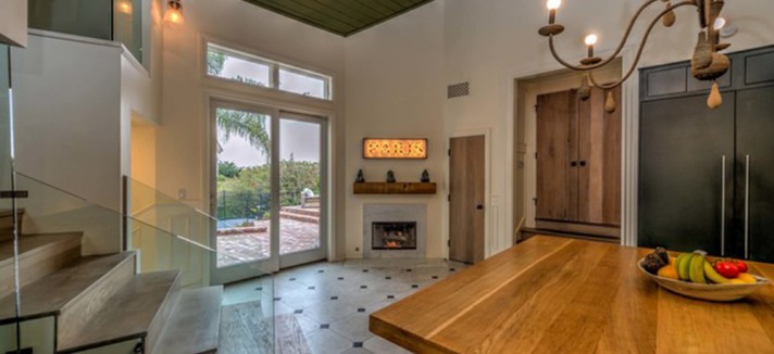 chris-hemsworth-elsa-pataky-house-in-malibu-for-sale-breakfast-nook
